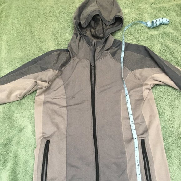 Like New Lululemon Ebb to Train Jacket Chrome 6 - Picture 5 of 15